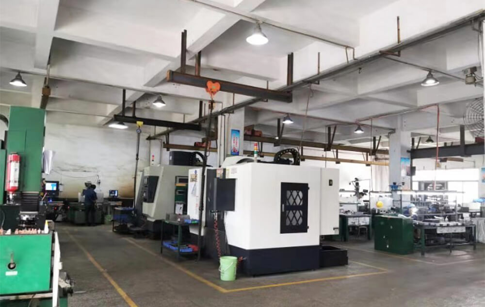 自有模具車(chē)間，擁有模具制作需要的各種機床、火花機、線(xiàn)切割機等設備，按客戶(hù)不同需要開(kāi)發(fā)新模。