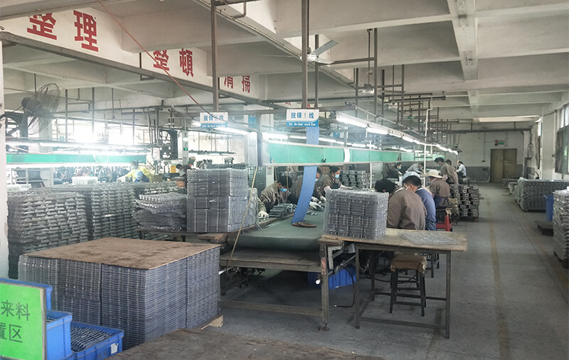 加工課：?jiǎn)屋S鉆床，整形線(xiàn)，去披鋒線(xiàn)，多軸鉆孔機，拉砂機，攻牙機，打磨線(xiàn)，甩干機等共55臺。